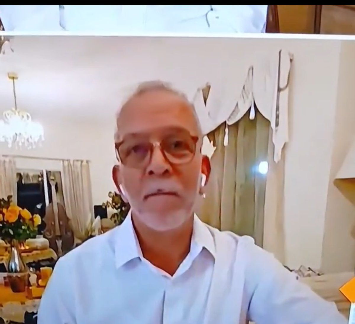 المرتزق الوقح(حفيظ دراجي)
بالأمس يسب ويقذف 
وطني الغالي وقيادته والشعب
واليوم يستضاف في القناة الرسمية السعودية
…
أخجل عن نشر تغريداته 
لكن من دعاه لا يخجل 
شيء معيب