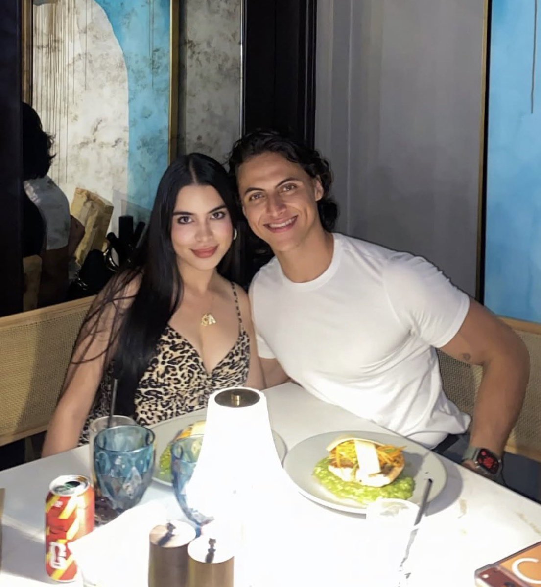 Quien diría que después de todo lo que ha pasado mi novio y mi ex-novia se llevan y ahora hasta salen a cenar juntos cuando el visita tegus 😍