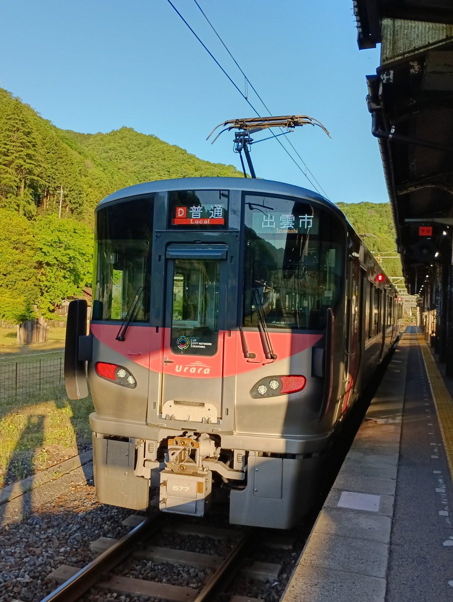 fYPZnSWEo7SHsa6's tweet photo. 新見駅から6:09発の普通出雲市行に乗車🚃
単独あるいは同僚や娘と岡山へ行く時によく乗るUraraで山陰に行くという違和感…😅
『出雲市』の行先が誇らしい✨
まだ落成して数ヶ月なので新車の香りがプンプン😊 https://t.co/jBcPSprOEe