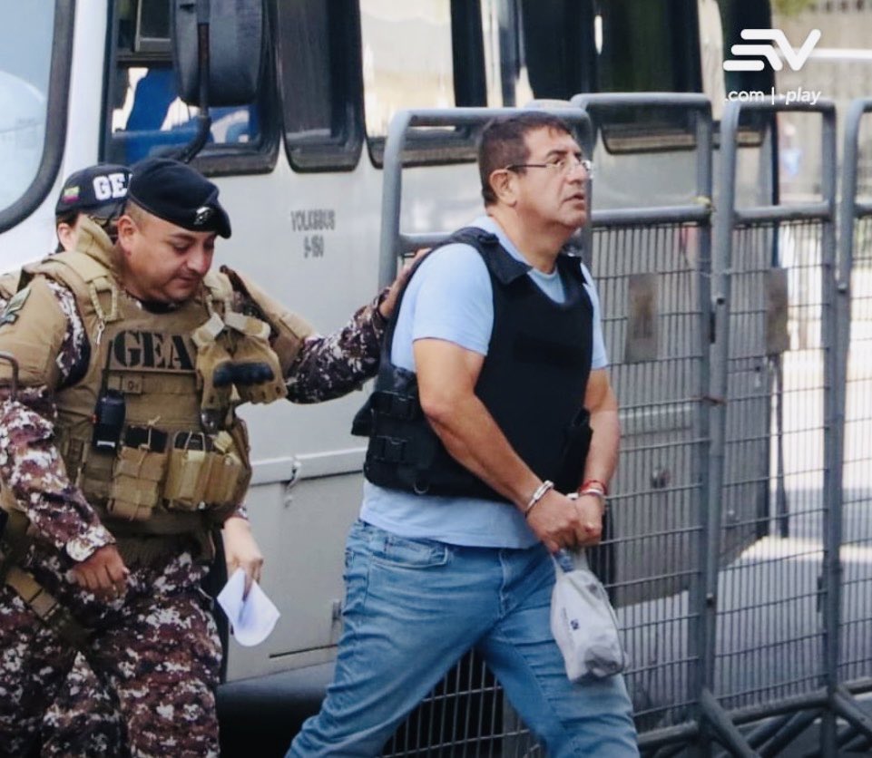 🔴 El exasambleísta Santiago Díaz es condenado a 29 años y 4 meses de prisión por violar a una niña de 12 años. 

No se conoce si el SNAI lo cambiará de prisión o lo mantendrá en el cárcel 4 de Quito.

Díaz colabora con la fiscalía en el caso Caja Chica. <a href="/EcuavisaInforma/">Ecuavisa Noticias</a>