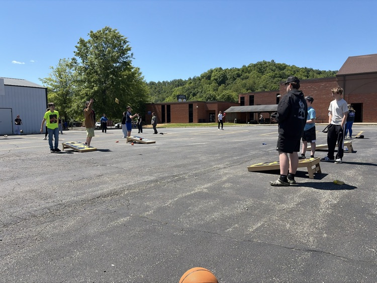 eagles_jcms's tweet photo. KSA Reward Day was a perfect mix of sunshine, fun games, laughing with friends and a school wide cookout!! https://t.co/dpRSAY5B9h
