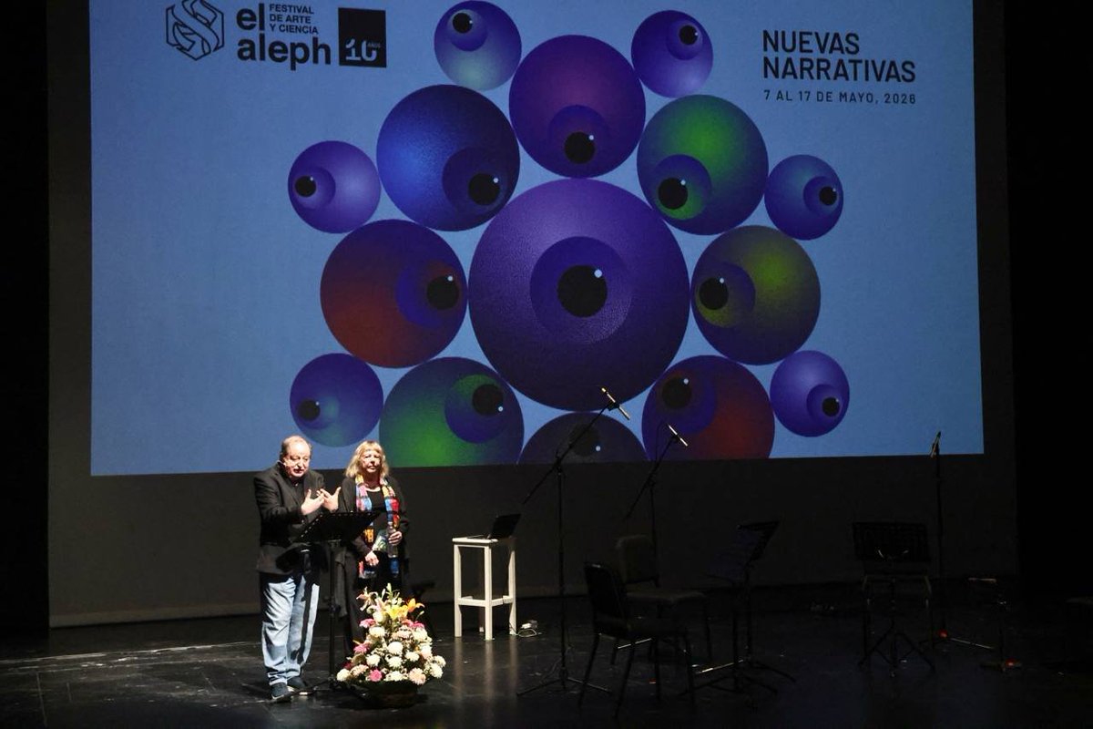CulturaUNAM's tweet photo. “La música del universo es una idea muy antigua: surgió con los griegos, 500 años antes de Cristo”. La neurocientífica, patóloga y compositora Elaine Bearer charló sobre 'La música del universo y la danza de las neuronas' en la conferencia inaugural del @FestivalElAleph, que contó con la introducción de curador @pepegordon. 
Te contamos: 🧵👇