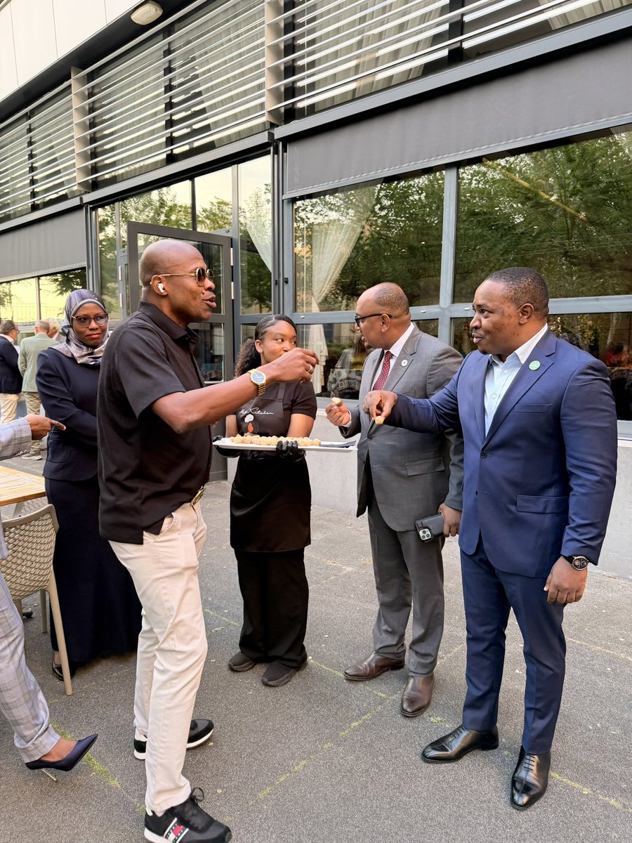 mshambuliaji's tweet photo. Balozi wa Tanzania Mjini @UbaloziTheHague , Uholanzi Coroline Kitana Chipeta (@CarollaChipeta ), akiwa na Watanzania mbali mbali kwenye Sherehe za Miaka 62 ya Muungano zilizoandaliwa na Ubalozi huo leo.
#KitengeUpdates https://t.co/HZL4MDjlVf