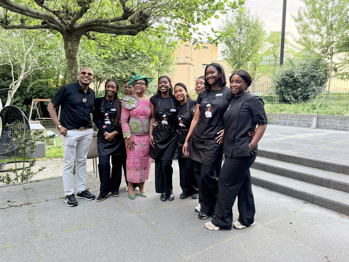 mshambuliaji's tweet photo. Balozi wa Tanzania Mjini @UbaloziTheHague , Uholanzi Coroline Kitana Chipeta (@CarollaChipeta ), akiwa na Watanzania mbali mbali kwenye Sherehe za Miaka 62 ya Muungano zilizoandaliwa na Ubalozi huo leo.
#KitengeUpdates https://t.co/HZL4MDjlVf