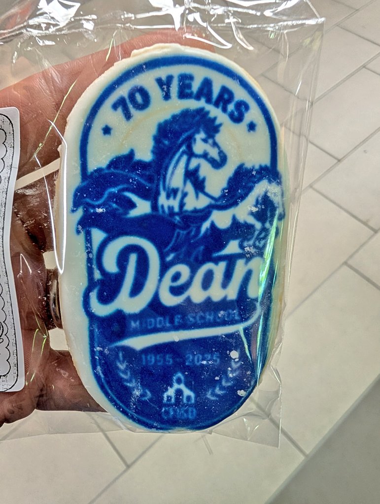 JenniferMJobe's tweet photo. #TeacherAppreciation Friday! Catered lunch, the most delicious (and pretty) cookie, and a small gift from one of my kiddos.  ❤️

#DeanDynasty
#LeadTheStampede 

@Dean_CFISD https://t.co/ikm1TUy4zK