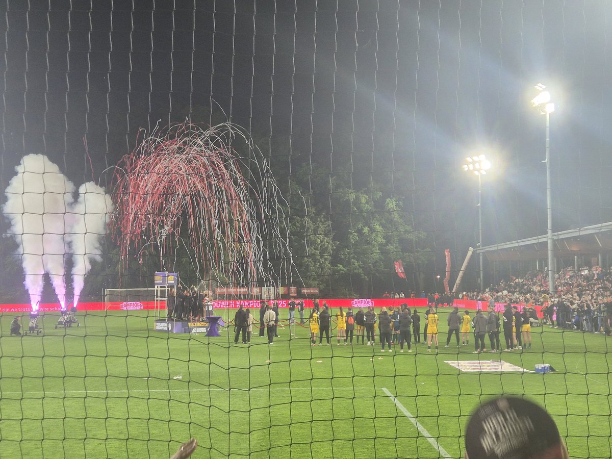 RobMartens_'s tweet photo. Weer een avondje kampioensliedjes zingen. Gloryhunten bij de vrouwen https://t.co/F8FVgDIwHl