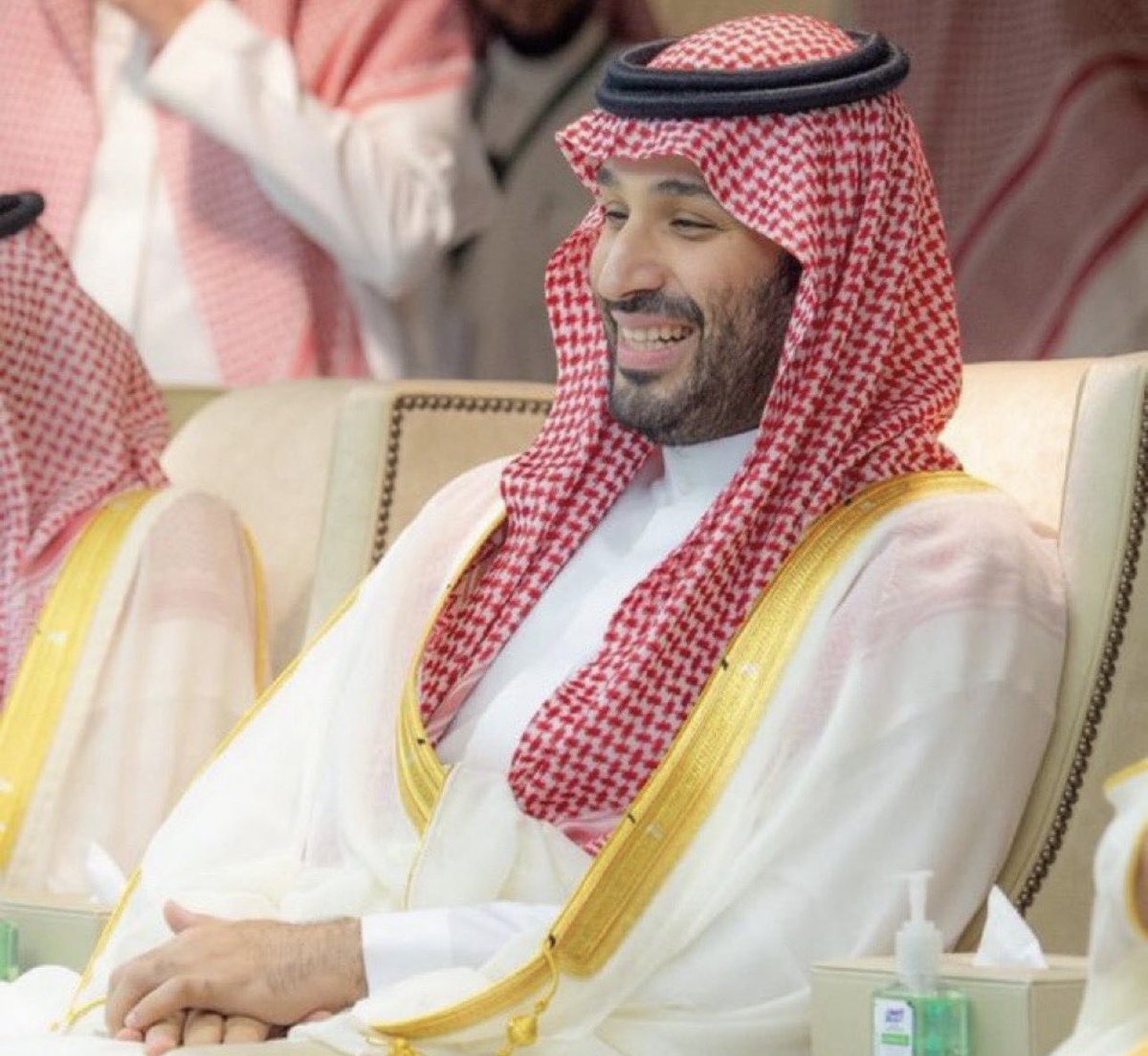 #ولي_العهد_الأمير_محمد_بن_سلمان

يا سيدي عزّالوطن فيك ينشاف
والحلم قدّامك تحقق وناله
رؤية تبشّرنا بخير وأهداف
وبعزمك أمجاد الوطن ما تماله 🤍🤍