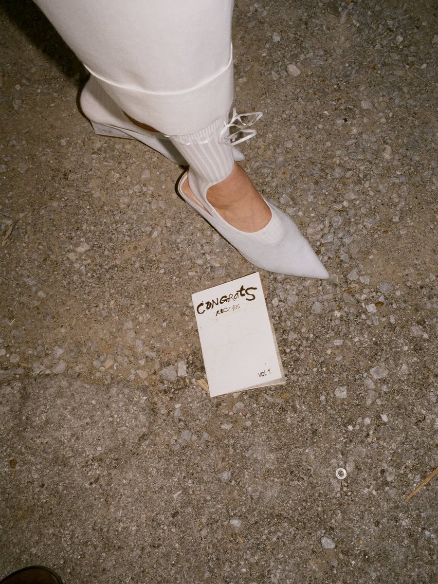elkeworldsource's tweet photo. 🧚‍♂️ elke for the new congrats record zine which she’s featured in

photos by zac farro https://t.co/v3w7KUKluG
