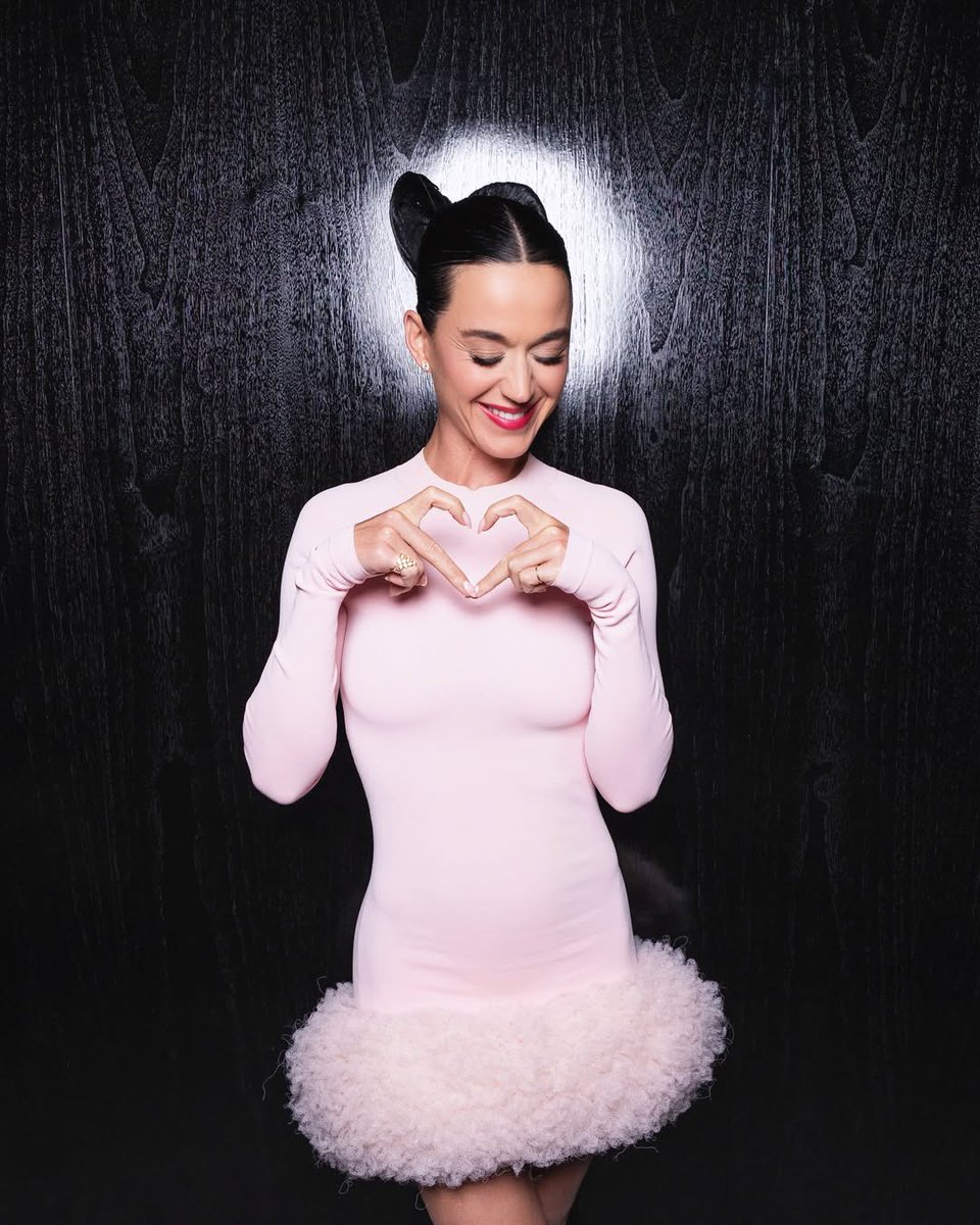 Katy Perry reveló en el STATIONHEAD que:

•  Legendary Lovers formará parte del setlist de los festivales 
•  Insinuó que va a poner “Brick by Brick” en el “álbum acústico” 👀
•  La idea de la película de The Lifetimes Tour es llevarle la experiencia a todos los fans que no
