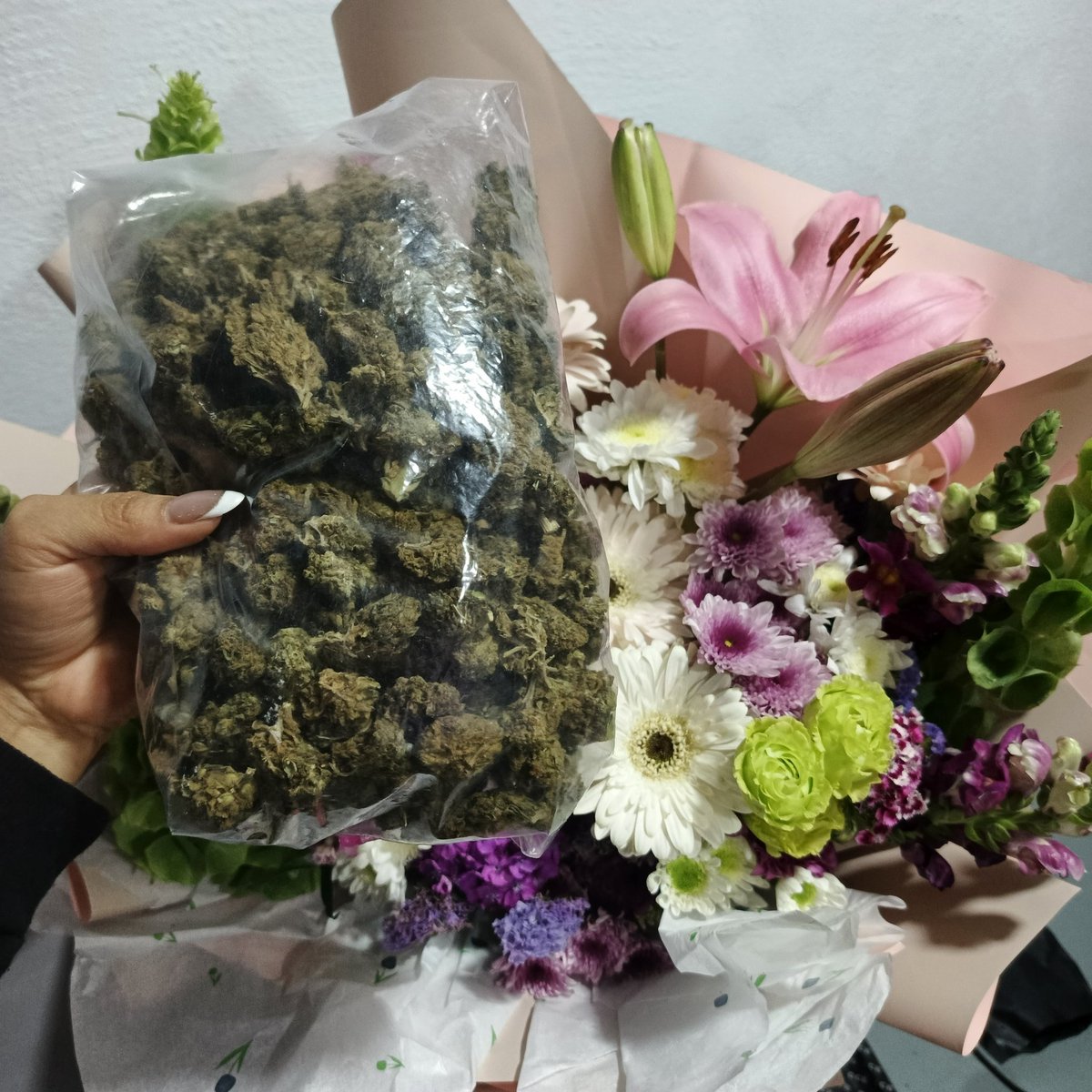 Cuando no saben que tipo de flores regalarme, y me mandan de todo un poco... 🤭😌☺