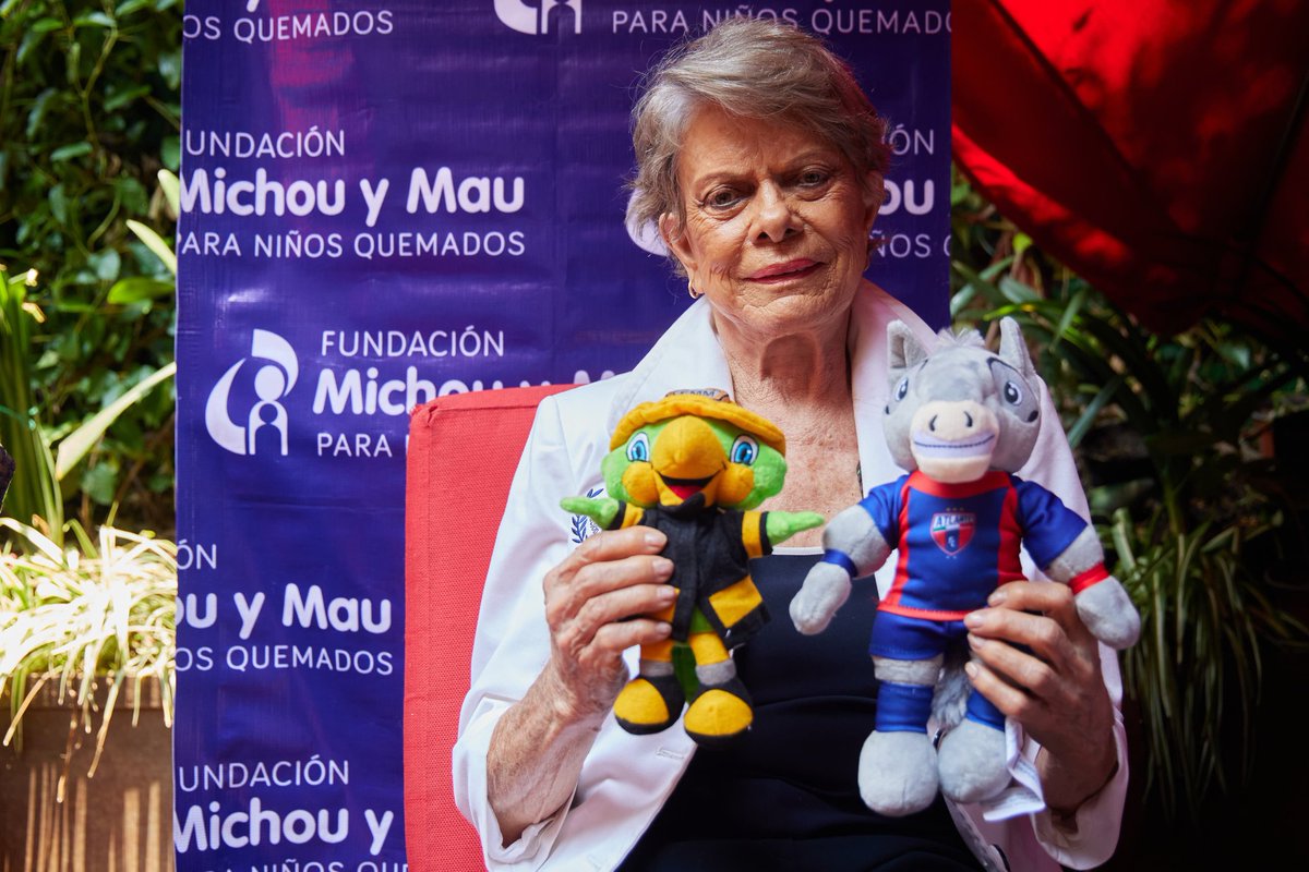 Atlante's tweet photo. ¡MOMENTOS QUE LLENAN EL CORAZÓN! 
De la mano de nuestra directora de Responsabilidad Social, Alejandra Escalante y Max García, visitamos la Fundación Michou y Mau. Fue un honor convivir y compartir sonrisas ⚽👕 con las niñas y niños.

#LesGusteONoLesGuste
#LesPrometimosVolver https://t.co/nD0AHnzhc2