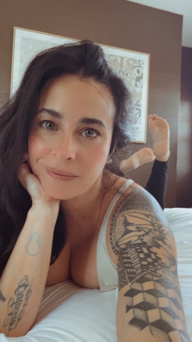 AnnaLuv717's tweet photo. Hey beta! My foot or wifey?

#goddess #footlover #worship #Findom #femdom #foot #sub #domsub #dom #dominatrix #Beta #moneyslave #hunanatm #paypig #fetish #footfetish #feetfetısh #feetlover #feetworshi̇p #footworship #goddessworship #sph https://t.co/XP0JiEJJoU