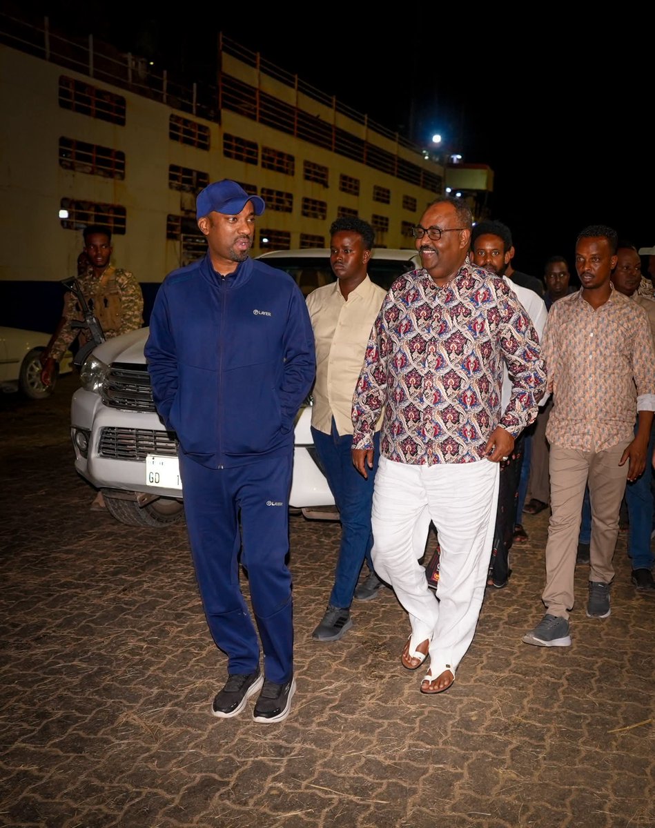 Plstatehouse's tweet photo. Madaxweyne @HESaidADeni, ayaa kormeeray Dekadda #Boosaaso oo ay ka socoto shaqadii caadiga aheyd sida dhoofinta Xoolaha &amp;  dejinta Badeecadaha, Madaxweynaha warbixin ka dhegaystay masuuliyiinta Dekadda, Maxjarada &amp; qaar ka mid ah Ganacsatada  Xoolaha. https://t.co/58AN2uhmNe