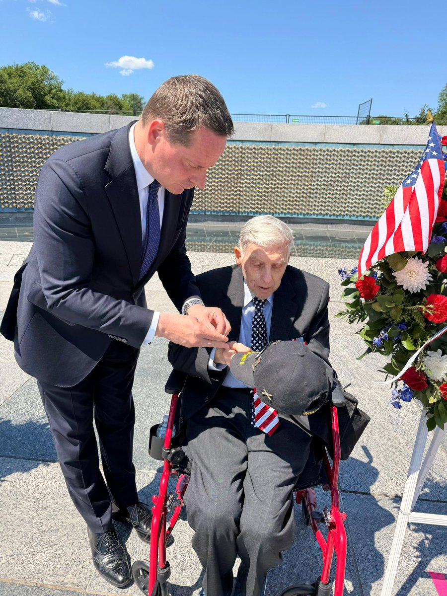 SlovakEmbassyUS's tweet photo. On the 81st anniversary of the end of #WW2 in Europe, Ambassador Andrej Droba joined war veterans at a wreath-laying ceremony at the National World War II Memorial in Washington, D.C., paying tribute to those who stood against fascism and helped bring the war in Europe to an end. https://t.co/4JqH6SEiN0