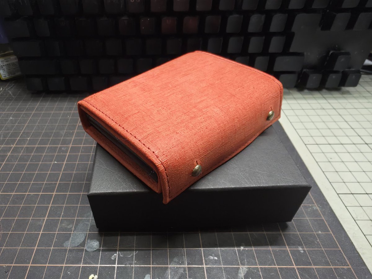 dahchan0712's tweet photo. 新しいお財布が届いた👛

m+ [エムピウ] (@m_piu)
millefoglieⅡP25 quadretti  red

めっちゃかわいい💕
実は結構前から知ってて欲しかったんやけど、タイミングが合わなくて買えなかった。
しっかりエイジングしていこう😊

#エムピウ 
#millefoglie
#お財布 https://t.co/bL2jIHPBde