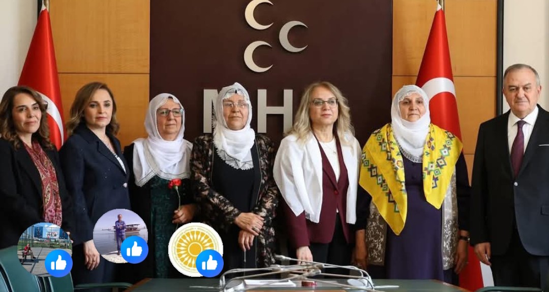 Turanl16's tweet photo. Kendilerine Diyarbakır anneleri diyen çocukları PKK tarafından zorla kaçırıldığı nı söyleyen bu anneleri tefe koyup devlet ile işbirliği yaptığını iddaa edenler bu fotoğrafa ne diyecekler merak ediyorum. 
Az biraz utanır mı acaba, yüzleri kızarır mı gerçekten merak ediyorum. https://t.co/rWuHy6Hozu