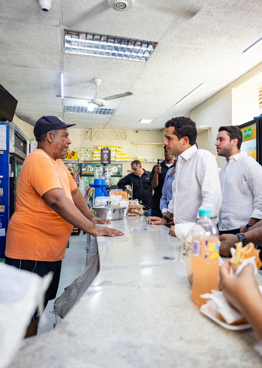 OmarLFernandez's tweet photo. Estuve recorriendo las calles de nuestra Ciudad Colonial para escuchar directamente a quienes viven, trabajan y sostienen la vida de esta zona histórica: comerciantes, residentes y emprendedores que hoy atraviesan una situación sumamente difícil.

Las quejas son constantes y coinciden en lo mismo: trabajos que se han prolongado demasiado, escasez de parqueos, calles intervenidas por un tiempo excesivo y un servicio de agua que, en ocasiones, apenas llega dos veces por semana. Todo esto, como he podido constatar, está afectando gravemente a los negocios y, en algunos casos, incluso llevándolos a la quiebra.

Como senador del Distrito Nacional, no puedo quedarme de brazos cruzados. Eso fue lo que me expresó la gente, y tengo el deber —y el mandato de los capitaleños— de hacer valer su voz. Hoy existe una urgencia extrema de respuestas efectivas por parte de las autoridades.

La recuperación de la Zona Colonial es necesaria y todos queremos verla avanzar, pero debe hacerse de la mano de quienes viven, trabajan e invierten allí cada día. Rescatar nuestra historia también implica proteger a toda su gente.