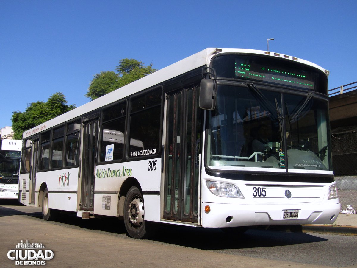 CiudadDeBondis's tweet photo. Algunos coches históricos no faltaron a esta cita, como el #304 (#Metalpar Agrale #MT12) y #305 (#Italbus #MBO500), que vienen de los inicios de MBA en la L.184 y luego siguieron batallando en las líneas ex #Plaza. También hay coches ex 197 y los blanquitos que andaban en la 145. https://t.co/nWK2g4oEMU
