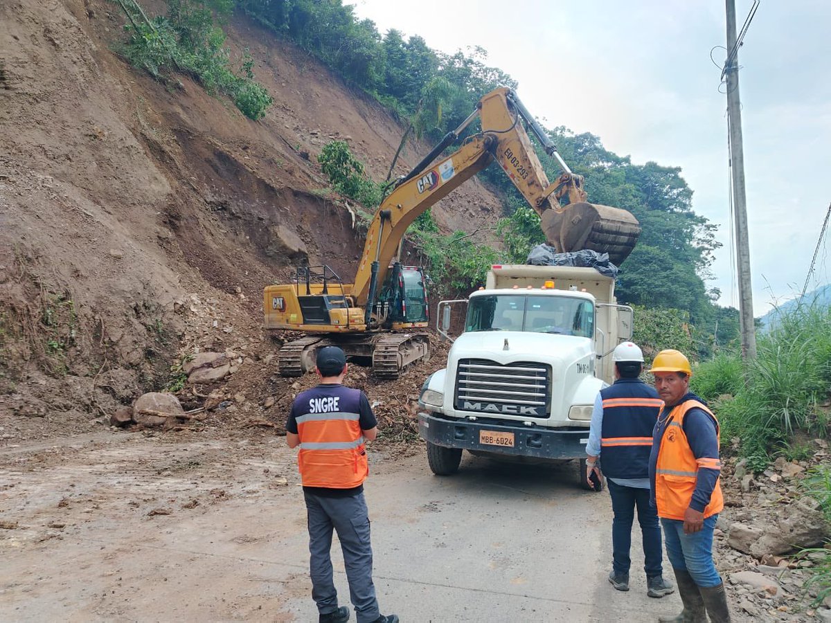 Riesgos_Ec's tweet photo. 🔴 #Chimborazo | Cumandá

La vía Riobamba – Pallatanga – Guayaquil [E-487], en el sector Cruz de Hueso, continúa cerrada mientras se ejecutan trabajos de intervención tras el deslizamiento registrado en la zona.

📍 Estado: En seguimiento
📍 Situación actual: Equipos técnicos se encuentran en sitio realizando evaluación y monitoreo permanente del evento.

Vías alternas:
▪️ Hacia el Austro: Alausí – Zhud – La Troncal
▪️ Hacia la Costa: Riobamba – Guaranda – Babahoyo – Guayaquil

➡️ Acciones ejecutadas:
▪️ @MIT_Ecuador realiza trabajos de habilitación y limpieza de la calzada.
▪️ Se mantiene la evaluación técnica para determinar el tiempo de rehabilitación de la vía.
▪️ Equipos de la Secretaría Nacional de Gestión de Riesgos se encuentran desplegados en territorio realizando constataciones de seguridad en el sector.

Mantenemos monitoreo constante del evento.

#ElNuevoEcuador