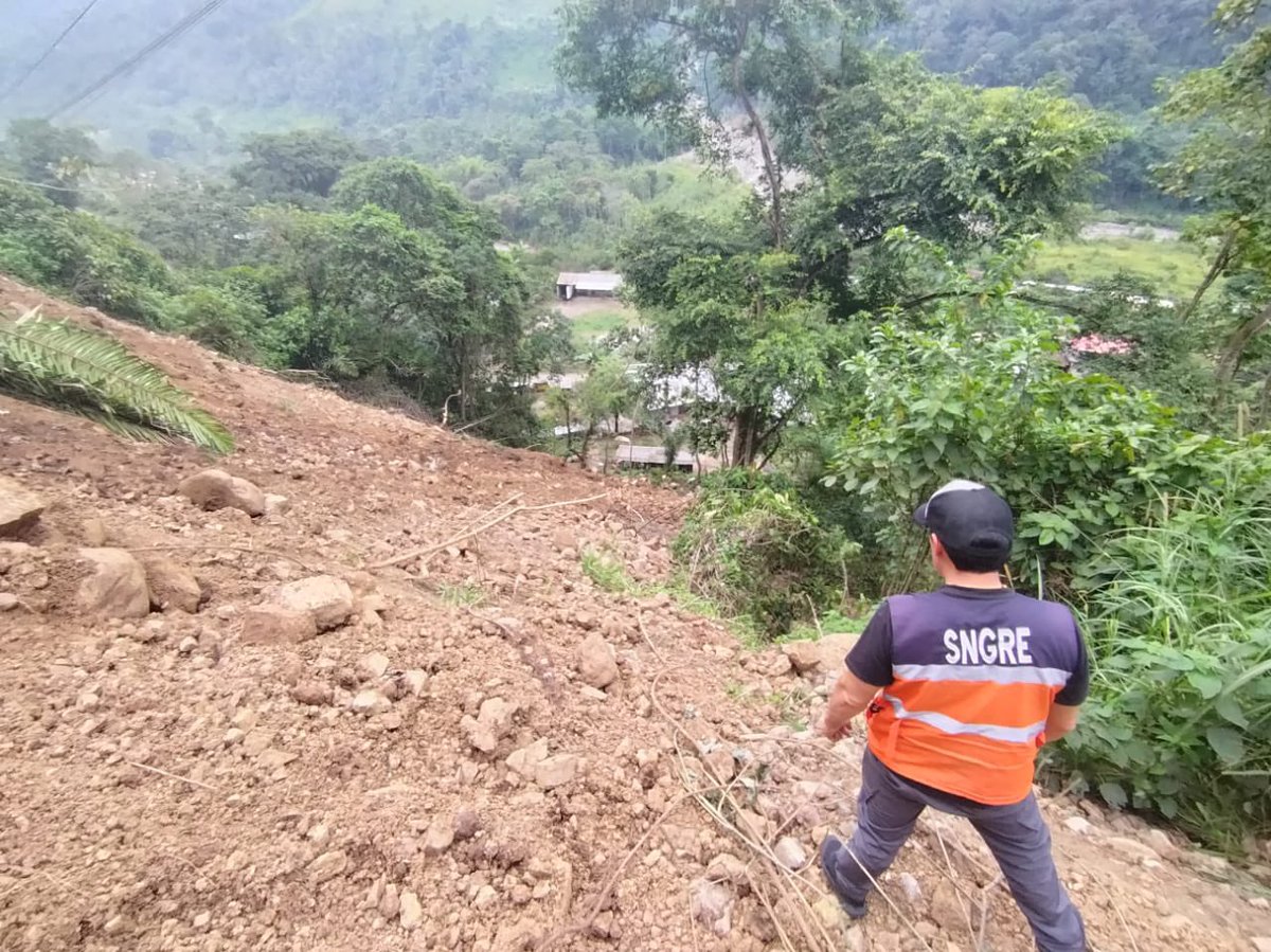 Riesgos_Ec's tweet photo. 🔴 #Chimborazo | Cumandá

La vía Riobamba – Pallatanga – Guayaquil [E-487], en el sector Cruz de Hueso, continúa cerrada mientras se ejecutan trabajos de intervención tras el deslizamiento registrado en la zona.

📍 Estado: En seguimiento
📍 Situación actual: Equipos técnicos se encuentran en sitio realizando evaluación y monitoreo permanente del evento.

Vías alternas:
▪️ Hacia el Austro: Alausí – Zhud – La Troncal
▪️ Hacia la Costa: Riobamba – Guaranda – Babahoyo – Guayaquil

➡️ Acciones ejecutadas:
▪️ @MIT_Ecuador realiza trabajos de habilitación y limpieza de la calzada.
▪️ Se mantiene la evaluación técnica para determinar el tiempo de rehabilitación de la vía.
▪️ Equipos de la Secretaría Nacional de Gestión de Riesgos se encuentran desplegados en territorio realizando constataciones de seguridad en el sector.

Mantenemos monitoreo constante del evento.

#ElNuevoEcuador