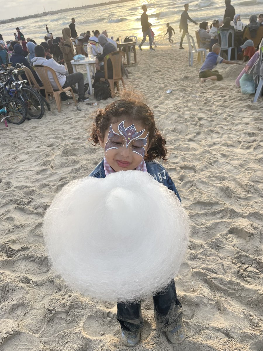 Almeqdad's tweet photo. كانت هيك اليوم وسعادتها ما بتوسع العالم، وحاليًا هي بترجف من القصف وقوة الانفجار.. ولأنها اضطرت تصحى في عزّ نومتها عشان نطلع من البيت.. هالحرب كابوس مش حيخلص ولسة بياخد من أطفالنا ومنّا. https://t.co/Ancc1ivuw5