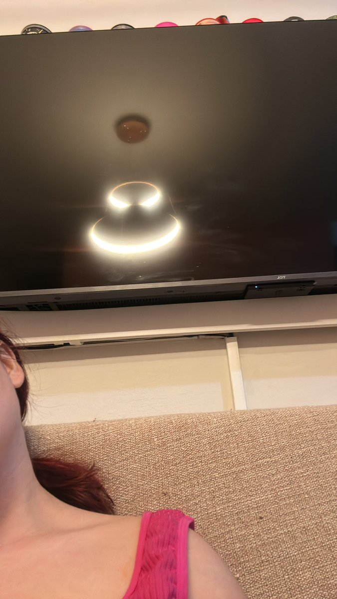 fcksjailey's tweet photo. mudei o sofá de lugar mas não consigo mudar a tv sozinha agora tô aqui sentada olhando pra parede e com a tv na cabeça esperando minha mulher chegar do trabalho e me ajudar https://t.co/MRyUSGUlZn