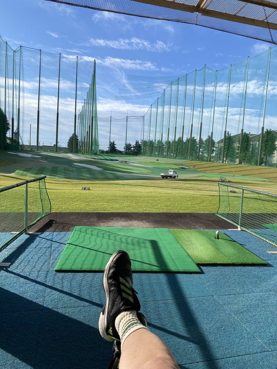 kou4959's tweet photo. おはようございます☀️
朝レーン🏌️‍♀️
とても良い天気なので短パンw

明日は仲良し飲み仲間で初ラウンド⛳️
楽しみです😊 https://t.co/Epo1LuIWcq
