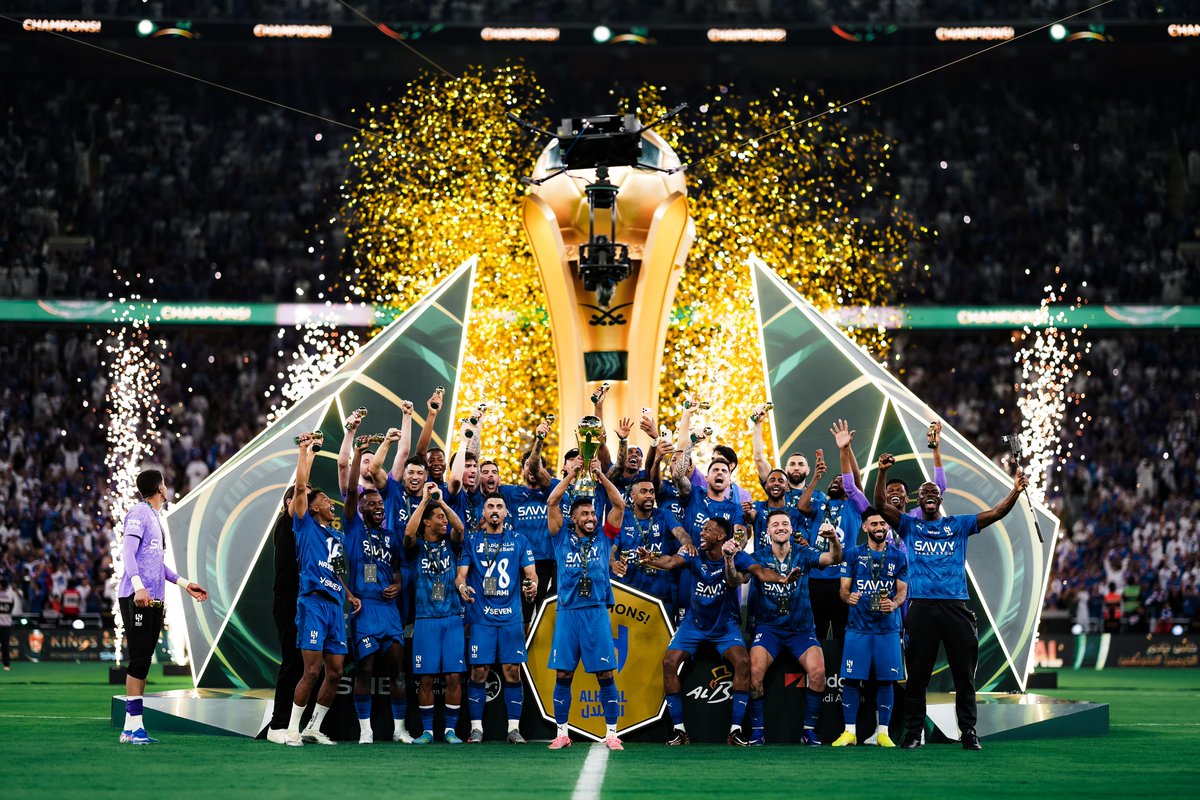 SaudiNews50's tweet photo. الهلال يحتفل بكأس الملك، للمرة العاشرة.

- https://t.co/cql3JYj7KP