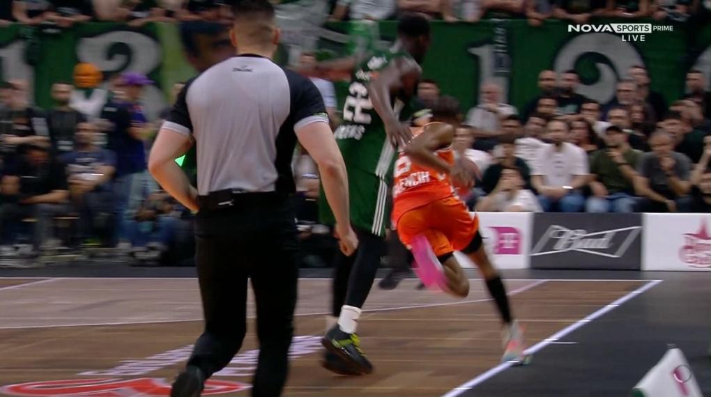 Hey, <a href="/EuroLeague/">EuroLeague</a> can you please explain why the referee did not call an out of bounds here?
#paobc