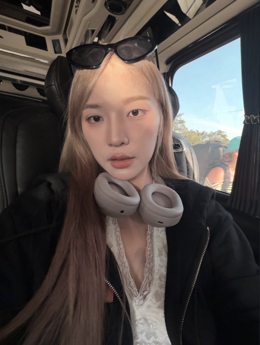 𝓐pril🪽 tweet media