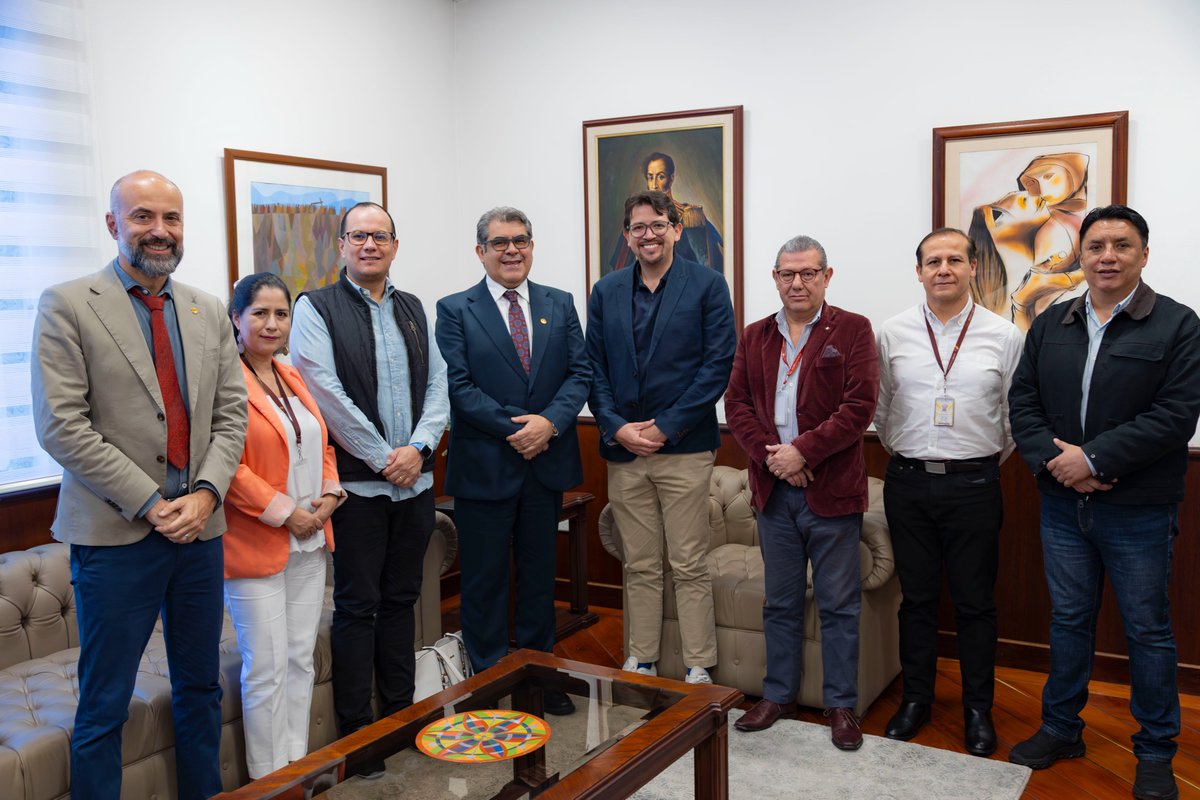 uasbecuador's tweet photo. 🤖📚 𝗜𝗔, 𝗮𝗿𝗰𝗵𝗶𝘃𝗼𝘀 𝘆 𝘁𝗿𝗮𝗻𝘀𝗽𝗮𝗿𝗲𝗻𝗰𝗶𝗮 𝗽𝘂́𝗯𝗹𝗶𝗰𝗮

Nuestro rector, Profesor @cesarmontanog, recibió hoy la visita de Giovanny Bravo Rodríguez, secretario general de la @AsambleaEcuador, en el marco de la colaboración entre ambas instituciones.

El encuentro estuvo enfocado en la creación de un equipo multidisciplinario de validación para el proyecto de inteligencia artificial que la Asamblea Nacional implementará en la gestión de su biblioteca y archivo histórico.

Esta iniciativa busca fortalecer el acceso, consulta y transparencia de la documentación e información legislativa a nivel nacional. El proyecto contará con el acompañamiento académico de la Andina, bajo la coordinación de @MatteoManfred11, director del Área de Historia.

En la reunión también participaron Patricia Almeida, César Andrade, Omar Revelo y Patricio Galarraga.