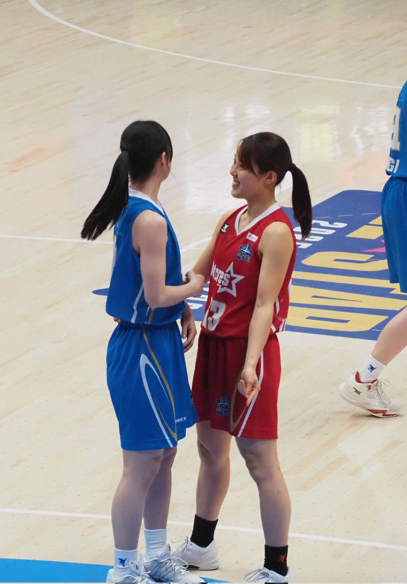 Pilo_frkw's tweet photo. #Wリーグオールスター 
麻衣亜美コンビは試合中も仲良くいちゃいちゃw

#山本麻衣 
#木村亜美 https://t.co/JzHDRz7sP0