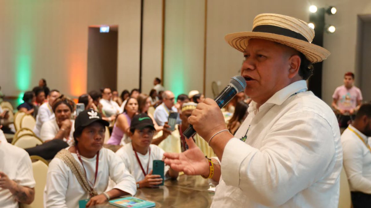 URestitucion's tweet photo. Concluye el 2do. Congreso Nacional de Restitución de Tierras: “Diversidad, Territorio y Futuro”, un espacio que durante tres días reunió a víctimas, comunidades, entidades del Estado, magistrados, jueces, academia, cooperación internacional y sectores sociales para dialogar sobre los avances, retos y perspectivas de la restitución de tierras en Colombia. 🇨🇴 

✅ En el cierre del Congreso, el director general de la #URT, mayor @GiovaniYule, presentó un balance de los avances alcanzados por la Entidad durante el gobierno del presidente @petrogustavo, destacando el fortalecimiento institucional, la articulación territorial y el trabajo adelantado para seguir garantizando la reparación integral de las víctimas del conflicto armado y la restitución de sus derechos.

👏🏼El Congreso finalizó con un mensaje de reconocimiento y gratitud hacia las entidades, directivos, liderazgos sociales y comunidades que hicieron parte de este encuentro nacional. Asimismo, el mayor Giovani cerró su intervención con una poesía dedicada a las madres, como homenaje a su resistencia, memoria y papel fundamental en la construcción de país.

#TerritorioYFuturoURT