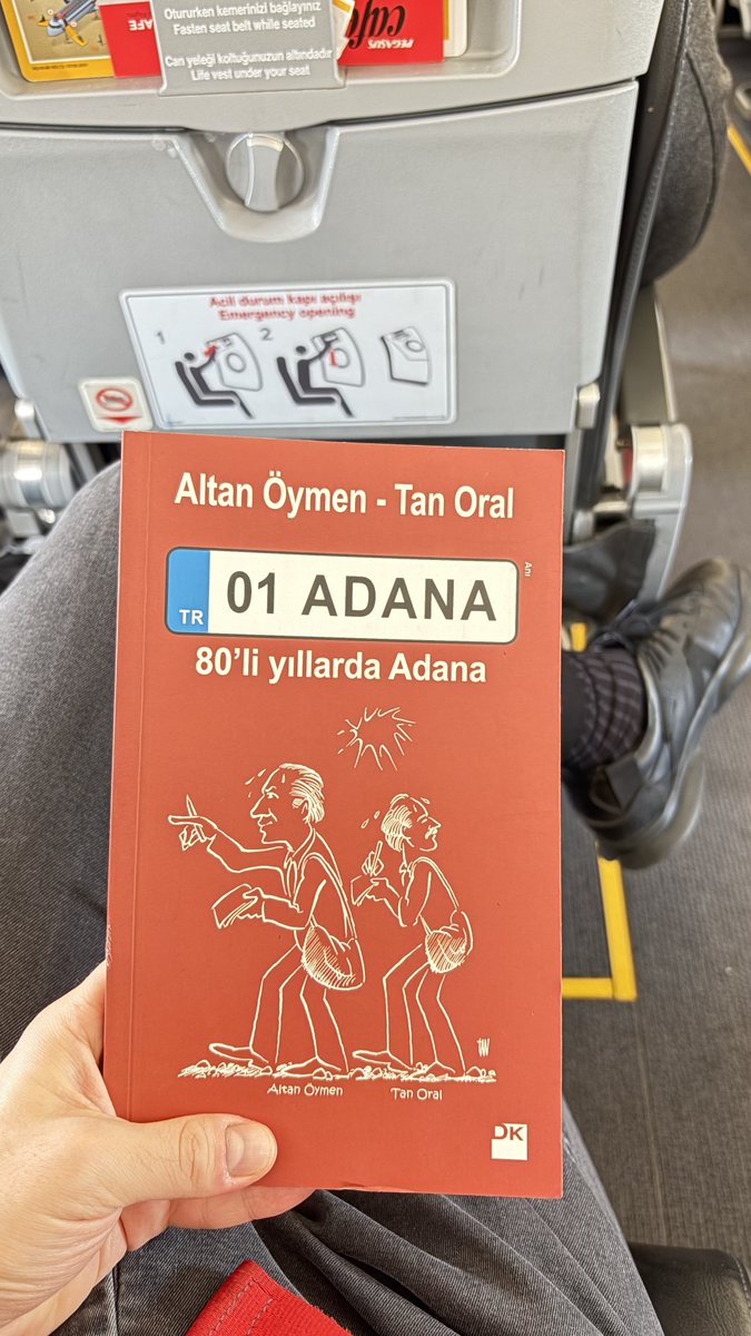 mggazioglu's tweet photo. Yolculuklarımın en güzel ritüellerinden biri kitap okumak… Hele sayfaların arasında Adana varsa, ritüelin tadı bir başka oluyor.

Rahmetli Altan Öymen ile Tan Oral’ın, 12 Eylül sonrası siyasi yasakların gölgesinde Cumhuriyet’te başlattıkları il röportajlarının “01 Adana” başlığıyla kitaplaşmış hâlini okudum.

1981’in Adana’sında;
• “Büyük köy” eleştirisi yine var,
• Su ve altyapı meselesi yine gündemde,
• Seyhan, Ceyhan ve Çukurova’nın bereketi yine konuşuluyor,
• Sabancı ailesi Adana’yı “Türkiye’nin Kaliforniyası” olarak tarif ediyor,
• Sanayi, tarım, göç ve kültürel çeşitlilik birlikte anılıyor…

Aradan onlarca yıl geçmiş…
Bazı sorunlar yerinde duruyor; fakat Adana’nın potansiyeli de aynı ihtişamla yerinde duruyor.

Tarımın, sanayinin, kültürün, gastronominin ve insan enerjisinin aynı potada eridiği çok özel bir medeniyet havzası bizim Adana’mız.

Benim meselem, bir gün hepimizin meselesi olacak.

Bu büyük potansiyeli gerçek bir kalkınma enerjisine dönüştürecek şehir aklıyla mutlaka buluşacağız.