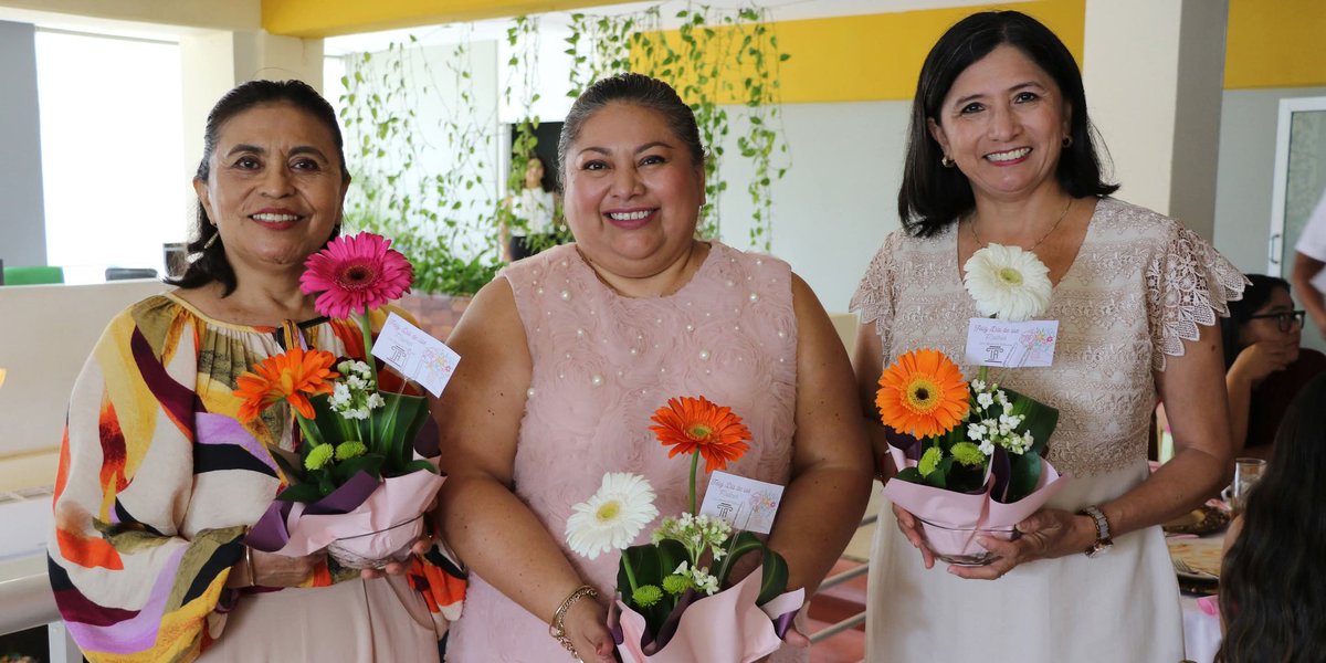 TJAAQRoo's tweet photo. En el marco del #DíaDeLasMadres, el @TJAAQRoo reconoció con afecto la entrega, compromiso y fortaleza de las madres trabajadoras de la institución, destacando su invaluable labor dentro del servicio público y en sus hogares. 💐⚖️ https://t.co/5RMLWztnPX