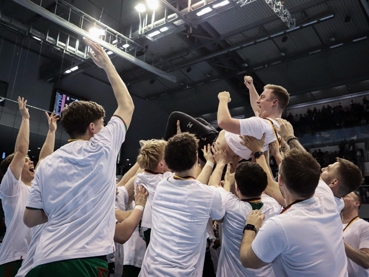 SCMagdeburg's tweet photo. Wir sind stolz auf euch alle 💚❤️

Unsere A-Jugend ist Deutscher Meister 💪 Herzlichen Glückwunsch! 
___
We’re so proud of you all 💚❤️
Our Under-19s are German champions 💪 Well done! 
_____
#SCMHUJA #HANDBALLNACHWUCHS #TALENTSCHMIEDE #DHB I 📷 Katja Müller https://t.co/JfI8TRBW0R