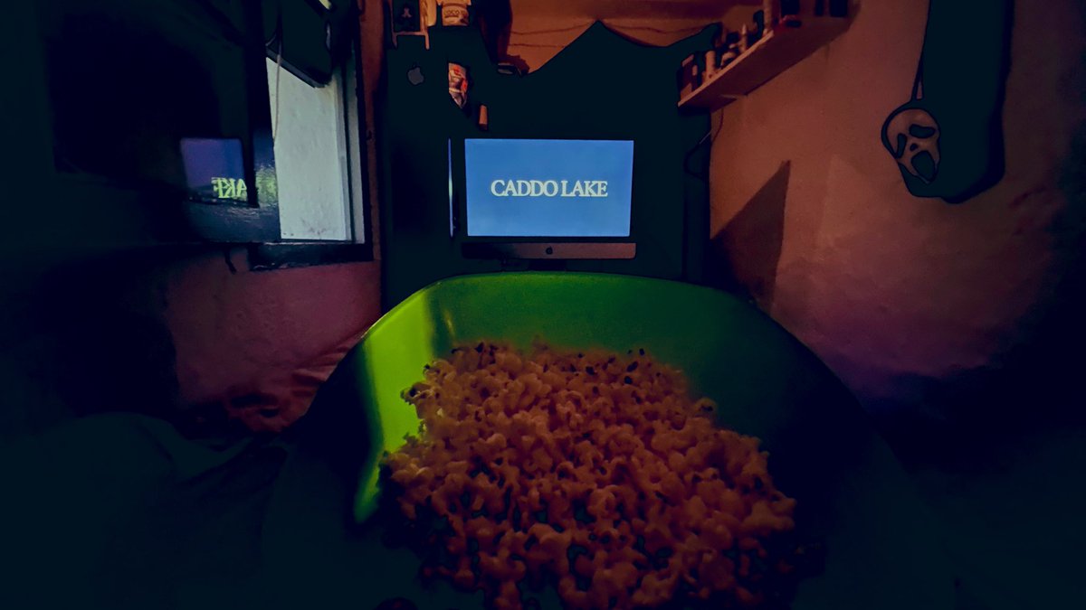 Me ha gustado #CaddoLake aunque sé q es verdad q la forma en que han metido los saltos en el tiempo, me han parecido algo raros!! pero está chula la peli 🎥