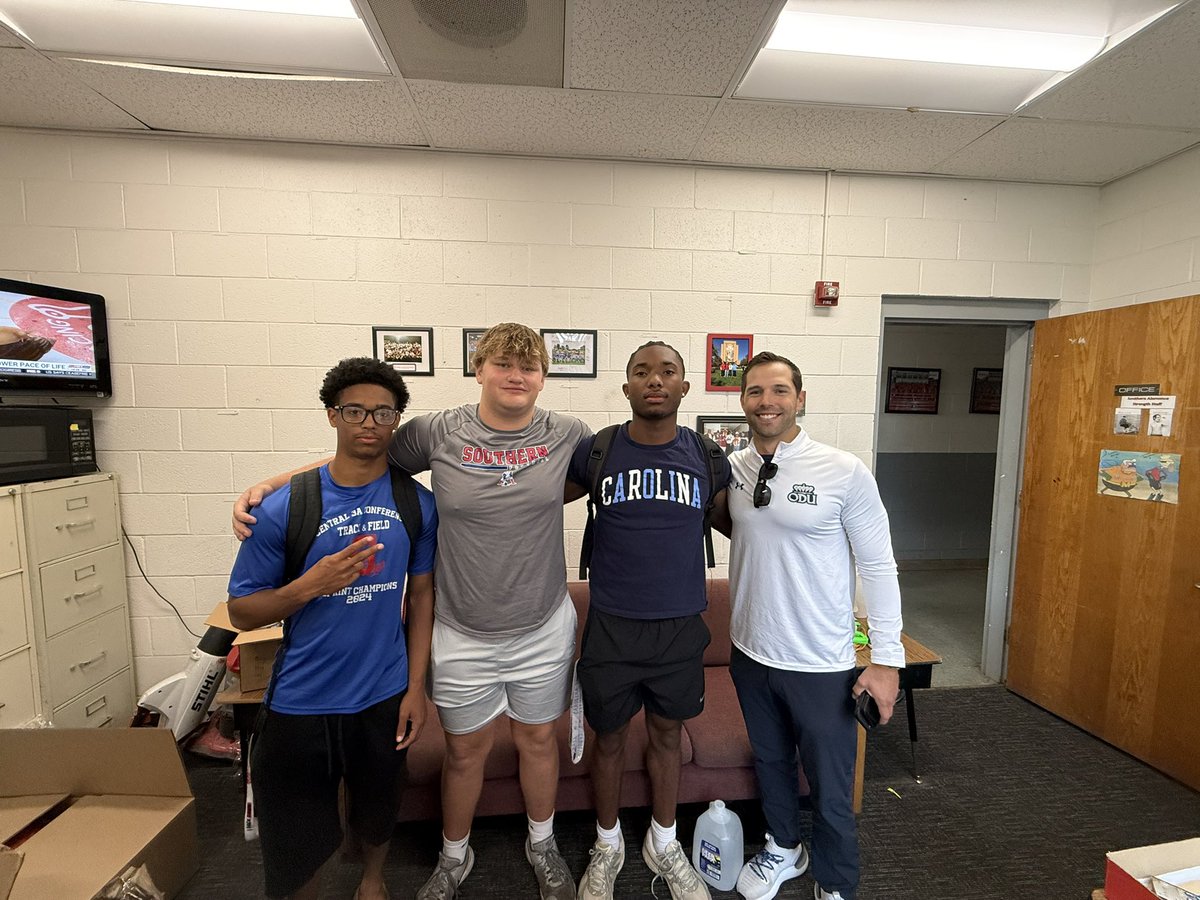 SAPatriotsFB's tweet photo. We appreciate @RemingtonReb of @ODUFootball for stopping by to talk to our student athletes this week!! https://t.co/RFOe4ZhmN4