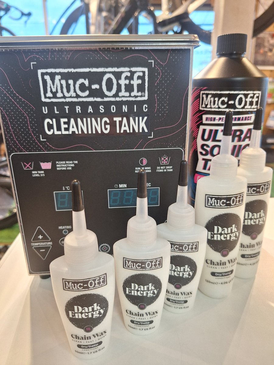 doterushi's tweet photo. Muc-OffのDark Energy Chain Waxが入荷しました。
非常に汚れが付着しにくく、とても滑らかな回転が得られる反面、確実な施工をするためにはチェーンを完全脱脂+完全乾燥する必要が有ります。
どてるしでは専用の溶剤と超音波洗浄機を用意しているので、確実な施工ができます。
#mucoff https://t.co/gagUl7aeXM