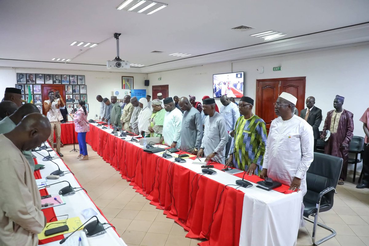 MSDS_Mali's tweet photo. 🇲🇱 Solidarité nationale : l’INPS a remis 10 millions FCFA pour soutenir la prise en charge des victimes des attaques terroristes. Un geste salué par le ministère de la Santé, qui a également rendu hommage aux équipes médicales mobilisées.
#MSDS #INPS #Solidarité https://t.co/FXBN07dmGw