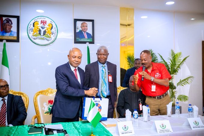 OkoroSam_Onyi's tweet photo. Enugu targets 660MW coal-fired power plant, sets July groundbreaking date
...Rolls out plans for Al institute, incubation centre, others

Mbah’s second term is assured, Enugu is APC! https://t.co/x3ZQnlhZQC