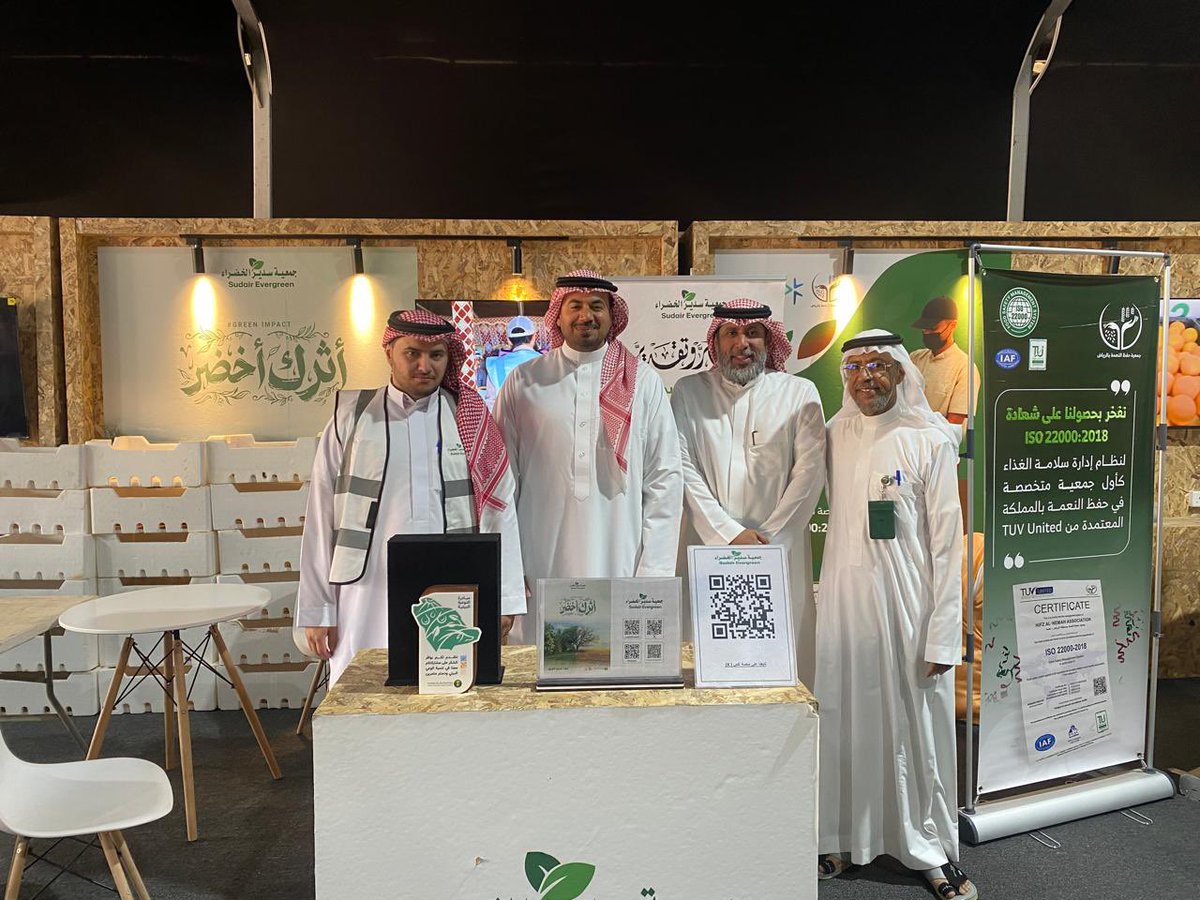 sudairgreen's tweet photo. تشرفنا بزيارة سعادة مدير إدارة التوعية البيئية ب@MEWA_KSA الأستاذ عبدالعزيز الأصيفر، برفقة سعادة العضو المؤسس لجمعية #سدير_الخضراء الدكتور محمد بن عبدالعزيز النصار، لجناح الجمعية المشارك ضمن فعاليات #أسبوع_البيئة تحت شعار #أثرك_أخضر.
وكان من ضمن الحضور سعادة عضو الجمعية العمومية الأستاذ مساعد أبو حيمد، ومدير وحدة التطوع والشراكات بالجمعية.

وقد تم اطلاعهم على أبرز الأنشطة والبرامج والمبادرات البيئية المنفذة خلال الفترة الماضية، إضافةً إلى الخطة الاستراتيجية للجمعية حتى عام 2030م.

خطوةً بخطوة .. نصنع الفرق لبيئةٍ خضراء مستدامة لنا ولأجيال المستقبل 🌳

#السعودية_الخضراء
#سدير