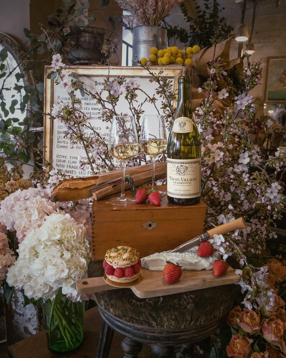 LoveJadot's tweet photo. Florals? For spring. 💐 #Groundbreaking https://t.co/qg6fKc4QQW