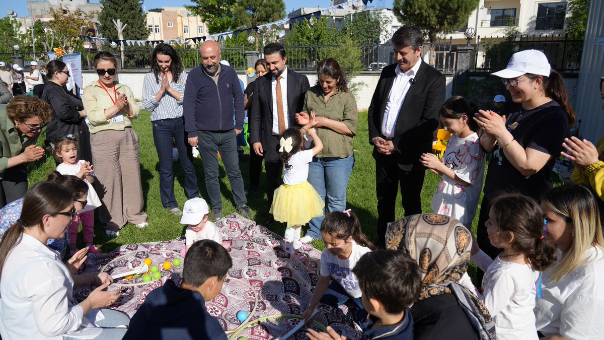 avtutdere's tweet photo. Yeni Mahalle Çocuk Kampüsü Gündüz Bakımevimizde düzenlenen #AnnelerGünü Piknik Şenliği’nde kıymetli annelerimiz ve sevgili yavrularımızla buluştuk. 

Annelerimizin yüzü gülsün, çocuklarımız neşeyle büyüsün diye var gücümüzle çalışıyoruz. 🎈🫶 https://t.co/OHQ2sFCx9I
