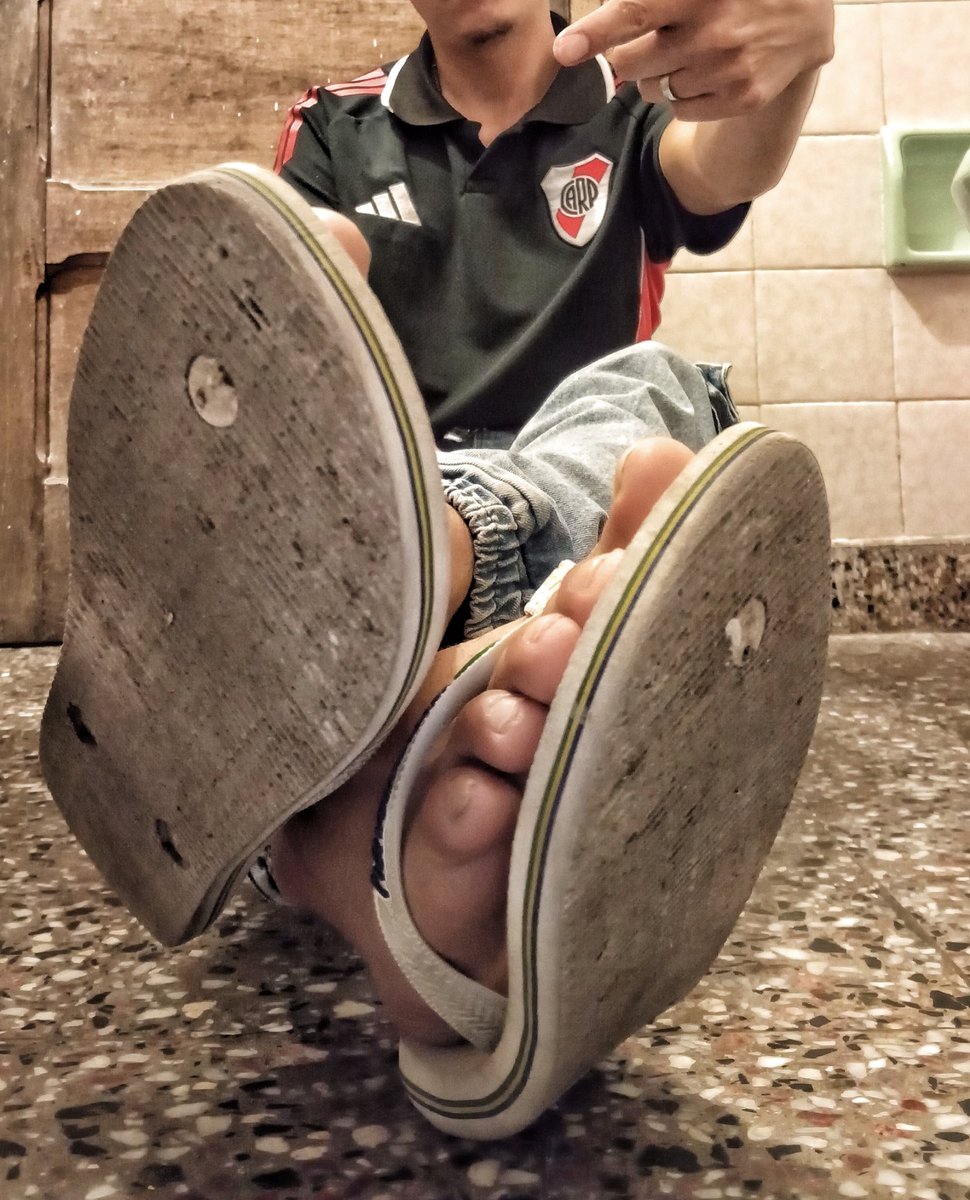 AlphaFakuFeet's tweet photo. Vos ahí abajo oliendo esas chanclas y mis dedos impregnados de sudor 

#malealpha #findom #malefeet #dom #fyp #explore https://t.co/GxlaMY3gI8