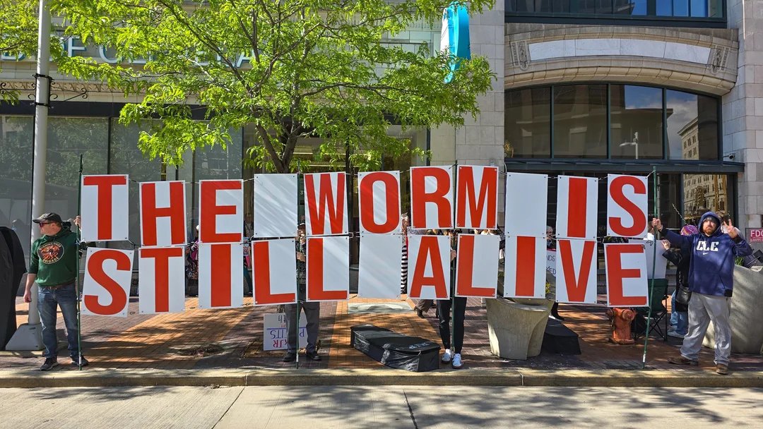 Protesters welcome RFK Jr. to Cleveland, Ohio last night