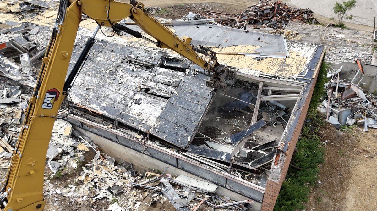 Espositocollc's tweet photo. Now that the final building is down here are some of our favorite demo pics from wayne!
#wayneNJ #NJ #JerseyShore #SiteWork #construction #espositoconstruction #demolition #DEMO #econtrol https://t.co/VOD7tNs4Sr