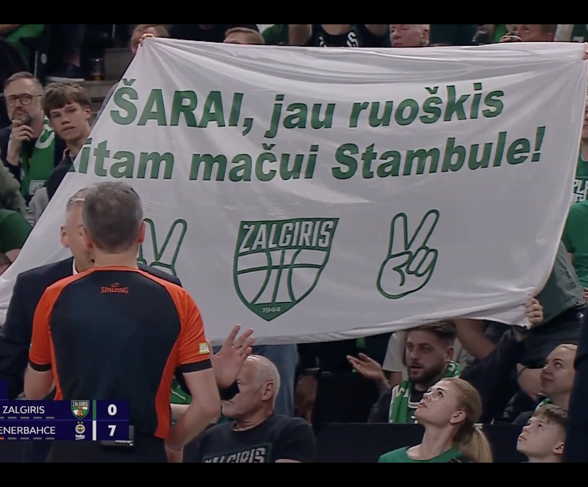 EurohoopsTR's tweet photo. 🤔 Zalgiris taraftarının Fenerbahçe bençinin arkasında açtığı pankart:

"Saras, İstanbul'da bir sonraki maça hazır ol!" https://t.co/FL1MRFUOrG