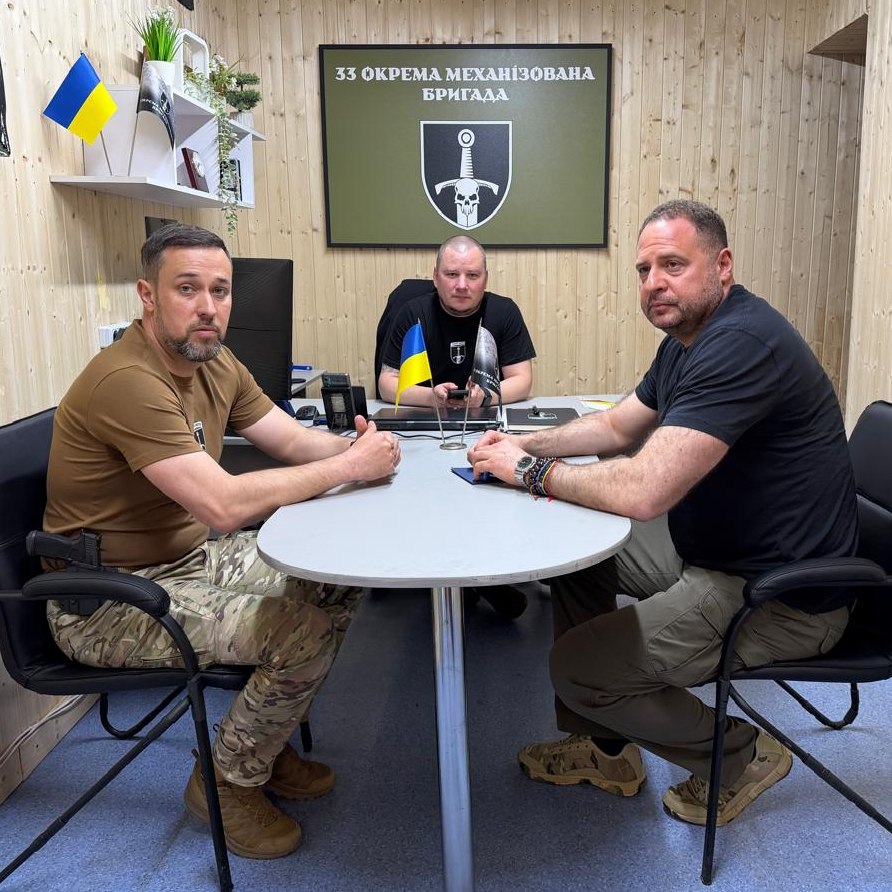 Скажіть мені хтось, хто дав допуск адвокату Єрмаку відвідувати військові частини? Спілкуватися із командним складом? Сьогодні з командиром бригади Палісою, учора проводив виїзну нараду з керівництвом Миколаєва, позавчора проводив нараду із представниками бізнесу. 4 травня був у