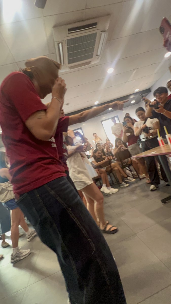 KalachuCHAYie's tweet photo. Hindi ko na alam nangyayari hahahah
#UPWVTS88Fanmeet
#AFizzySummerToRemember
#BestSummerWithKFC https://t.co/TLA8rxpmEr